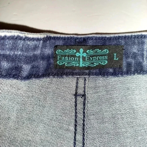 Fashion Express Embroidered Aztec print western acid wash shorts Size Large - Picture 4 of 7